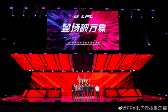 台湾网红馆长与王者荣耀选手长生在成都电竞俱乐部组队挑战